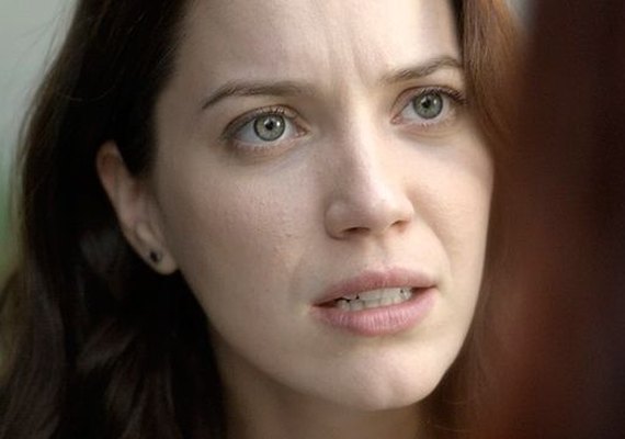 Novela 'Rock Story': Júlia fica em choque ao ver foto de Lorena com Alex