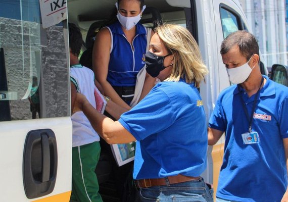 Monitores do transporte escolar municipal garantem segurança de estudantes