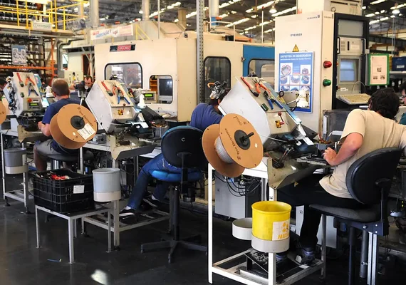 Produção industrial reverte queda e sobe 0,1% em outubro, mostra IBGE