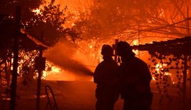 Incêndios florestais no sul do estado da Califórnia queimam fora de controle