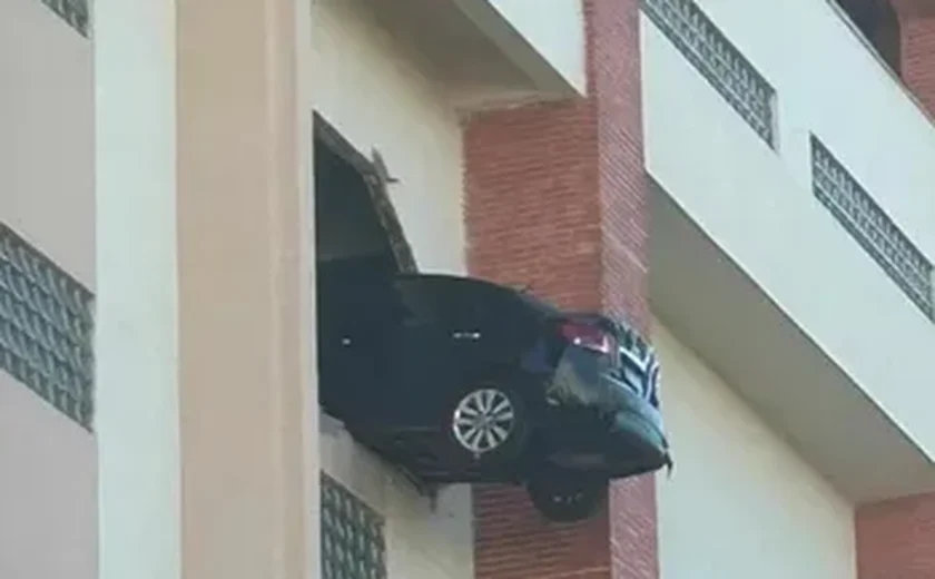 Carro fica pendurado a mais de 20 metros do nível da rua em Belo Horizonte