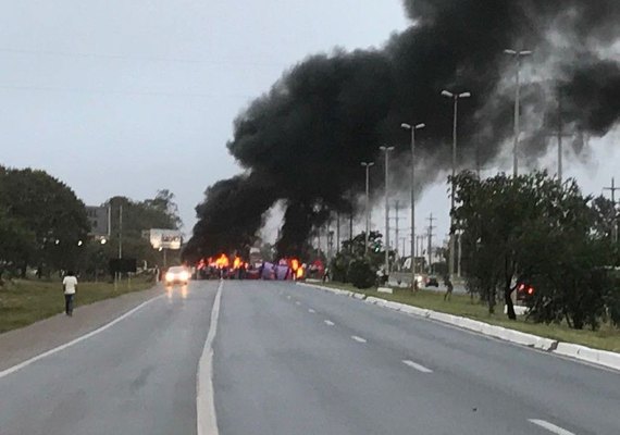 Brasília amanheceu sem metrô nesta sexta; pistas foram interditadas por manifestantes