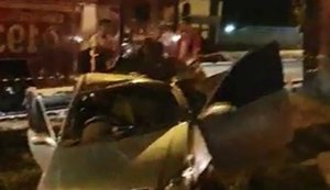 Motorista é arremessado de carro e outra pessoa fica presa às ferragens em acidente em Maceió