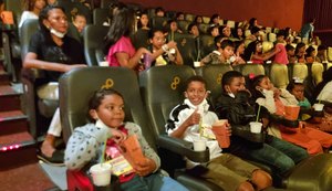 Quase 100 crianças carentes de Maceió vão ao cinema pela primeira vez