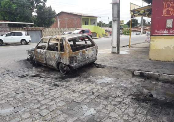 Carros são incendiados em Paripueira