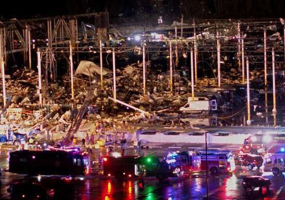 Série de tornados leva mortes e destruição a cinco estados nos EUA