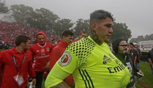 Goleiro Ederson viaja a Manchester para finalizar acordo com o City