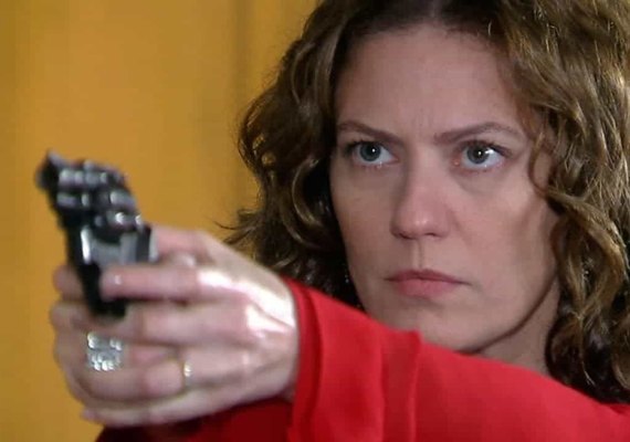 Flora atrapalha lua de mel de Donatela e Zé Bob, atira no jornalista e se dá mal