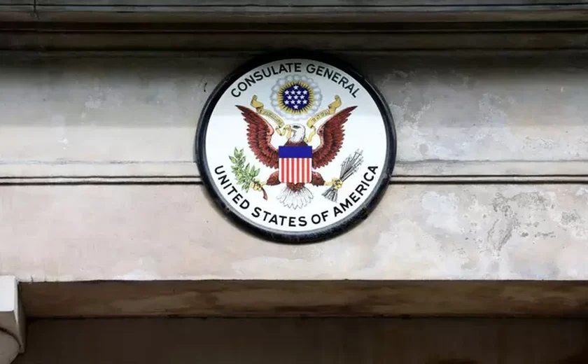 Brasileiros devem evitar viagens aos EUA após suspensão de vistos, alerta advogada