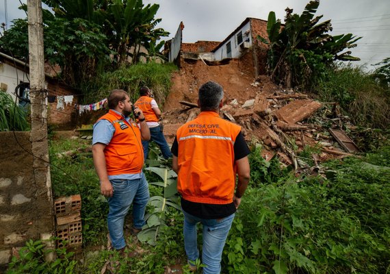 Defesa Civil orienta moradores das áreas de risco da capital