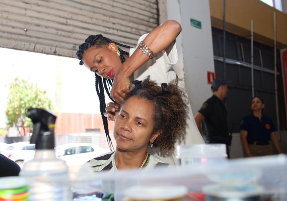 Tranças afro aproximam público e cultura no estande da Secult na Bienal Internacional do Livro