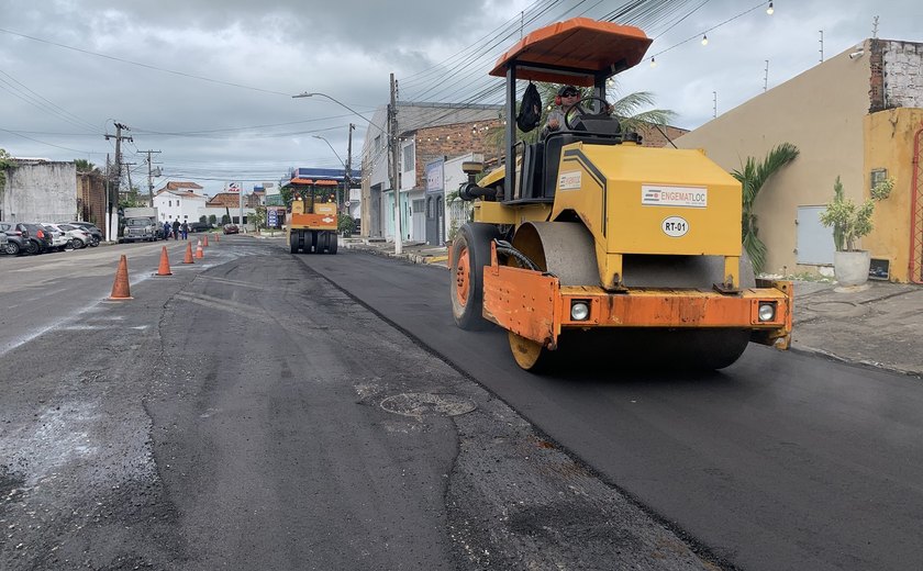 Rua Celso Piatti, em Jaraguá, recebe pavimentação em obra de requalificação asfáltica