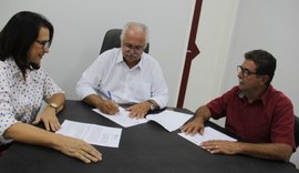 Prefeito oficializa cessão de prédio para vereadores em Arapiraca