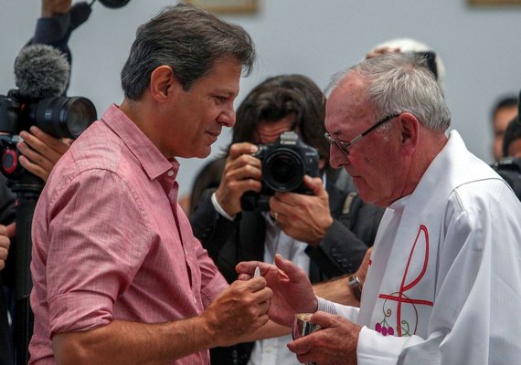 Haddad discute com mulher em igreja católica: 'você deve ser ateia'