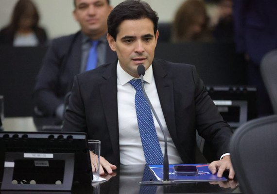 Deputado cobra solução para retirada de estacionamentos na orla de Maceió