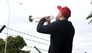 Manifestantes favoráveis e contrários a Bolsonaro fazem atos na PF