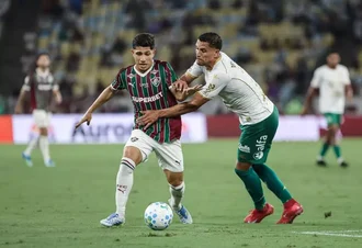 Fluminense vence a Chapecoense e segue entre os primeiros