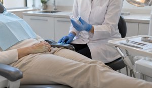 Estresse pode causar bruxismo e comprometer a saúde dos dentes, alerta dentista Thaísa Leite