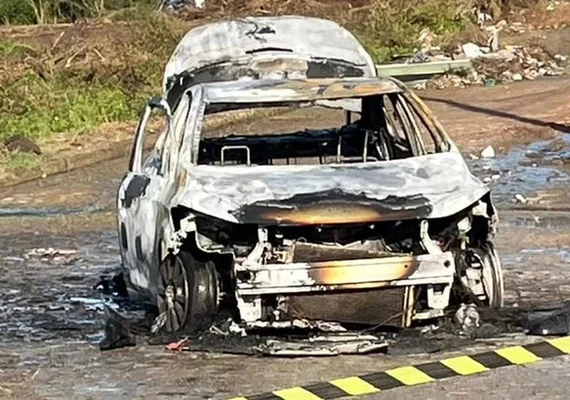 Sem seguro: carro de motorista por aplicativo fica destruído após pegar fogo em Arapiraca