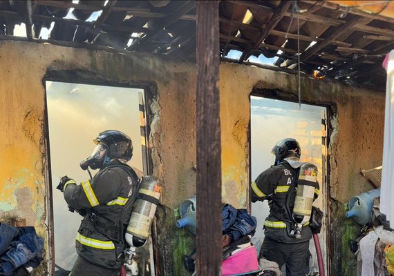 Vídeo: Corpo de Bombeiros apaga princípio de incêndio em residência de Arapiraca
