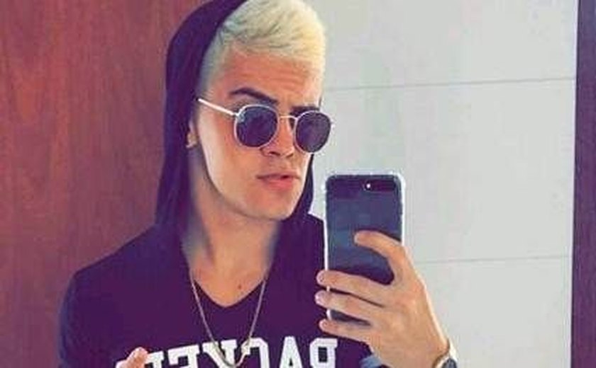 Reconhece? Biel muda o visual e aparece com o cabelo platinado