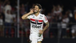 Alexandre Pato faz dois gols e São Paulo vence o líder Santos no Morumbi