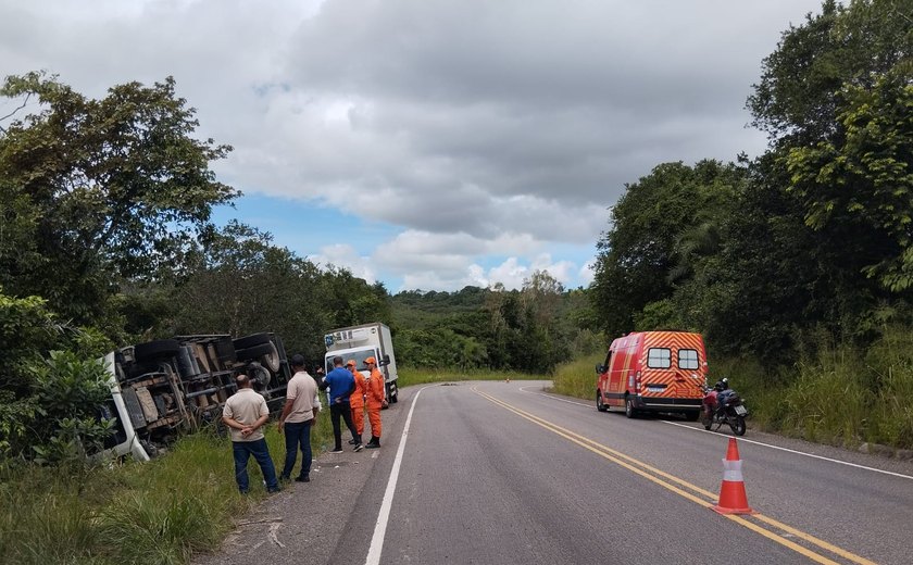 Carreta tomba em Penedo e deixa três homens feridos