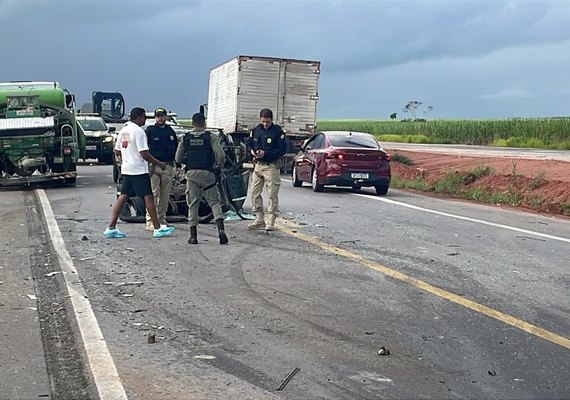 Colisão entre carro e caminhão deixa motorista preso às ferragens na BR-424