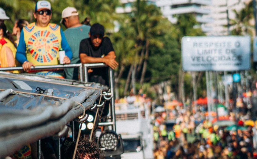 Bloco Caveira arrasta foliões e dá início às prévias de Carnaval