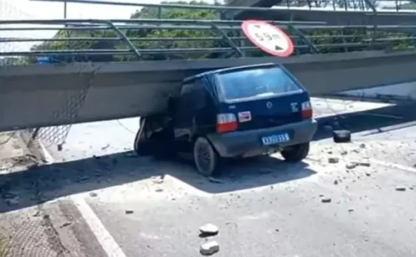 Motorista morre após caminhão colidir em passarela e ela cair sobre veículo de passeio