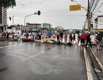 Moradores do Bom Parto que ficaram desalojados bloqueiam a Avenida Fernandes Lima