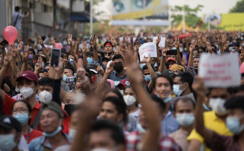 Protestos contra golpe de Estado continuam em Myanmar