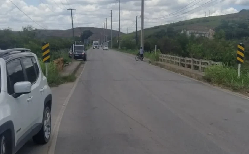 Mulher fica ferida após colidir veículo em uma ponte na AL-101