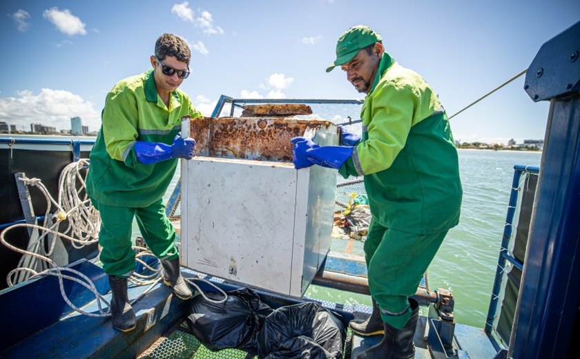 Ecoboats retiram mais de 260 toneladas de resíduos de biomas marinhos no primeiro semestre de 2025