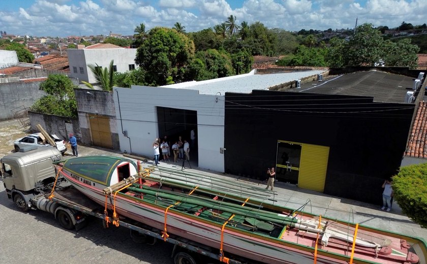 Símbolo do Circuito de Cinema, Canoa de Tolda chega a Penedo para restauração coordenada pela Ufal