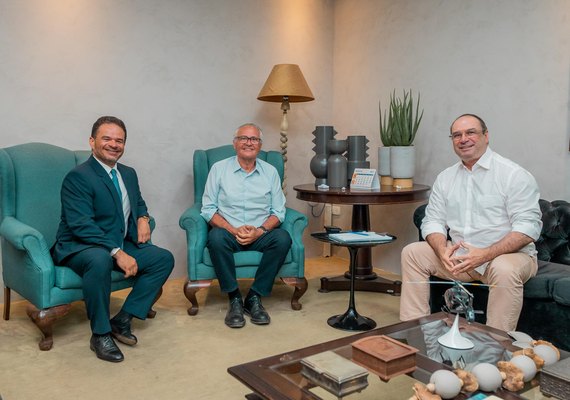 Governador em exercício recebe senador Renan Calheiros e Luciano Barbosa