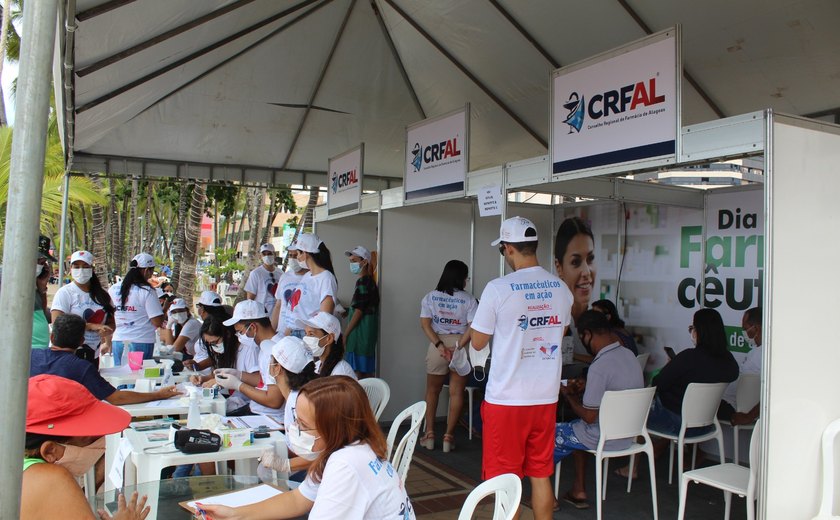 Uso Racional de Medicamentos: CRF/AL promove ações de saúde na praia da Ponta Verde