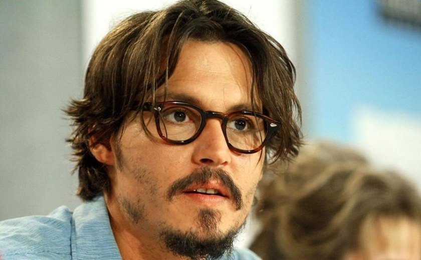 Johnny Depp é encontrado inconsciente em quarto de hotel e banda do ator cancela shows