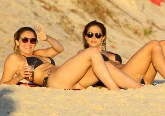 Fernanda Gentil e namorada são flagradas curtindo tarde na praia