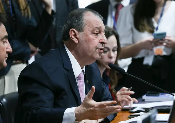 Relator da CCJ do Senado vota a favor da PEC do fim da escala 6x1