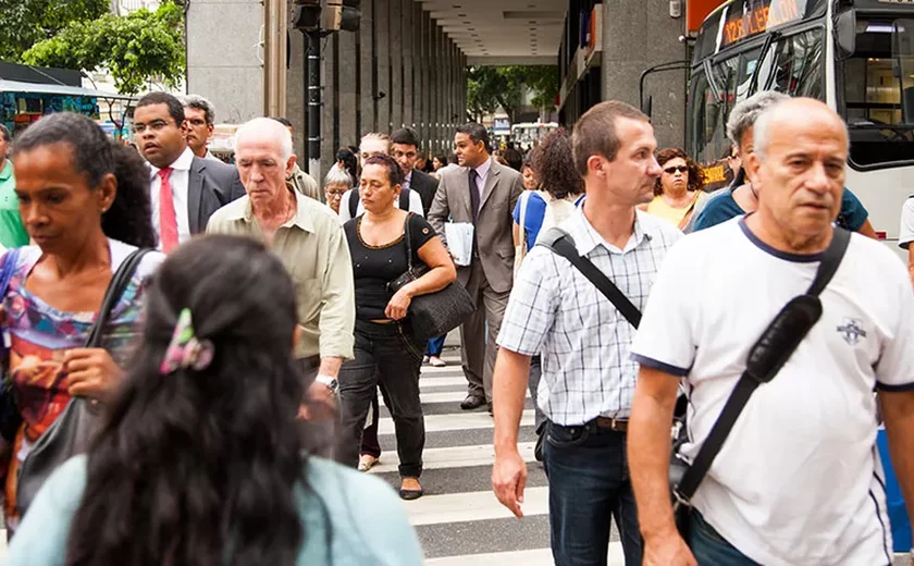 Expectativa de vida do brasileiro sobe para 76,6 anos em 2024, diz IBGE