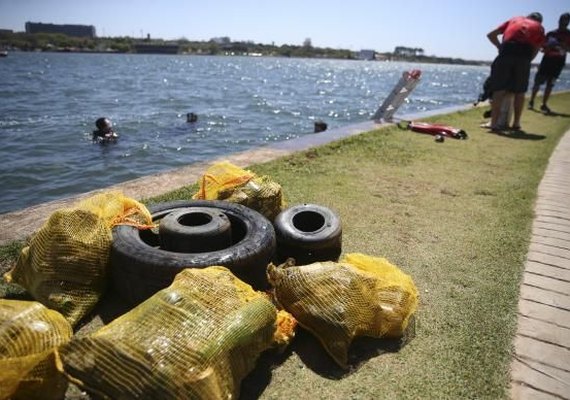 Mergulhadores retiram lixo submerso no Lago Paranoá