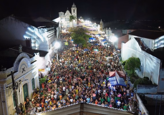 Milhares de foliões se divertem na abertura do carnaval em Penedo
