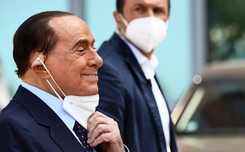 Silvio Berlusconi deixa hospital após batalha contra Covid-19