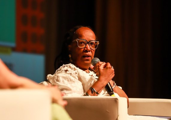 Sueli Carneiro é ovacionada durante palestra no Teatro Gustavo Leite