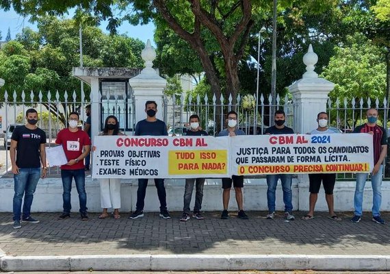 Aprovados no último concurso do Corpo de Bombeiros realizam ato em frente ao Palácio