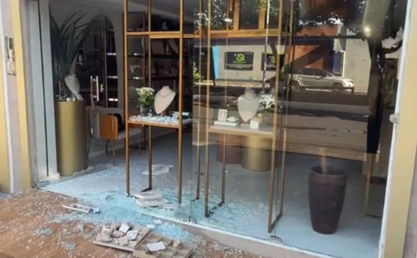 Criminoso quebra vidraça e furta loja de semijoias na Jatiúca, em Maceió