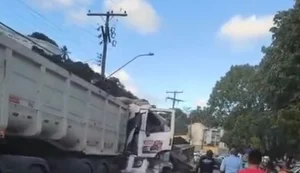 Acidente entre dois caminhões e um carro provoca transtornos na Cambona