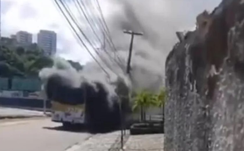 Ônibus do transporte urbano pega fogo no Poço