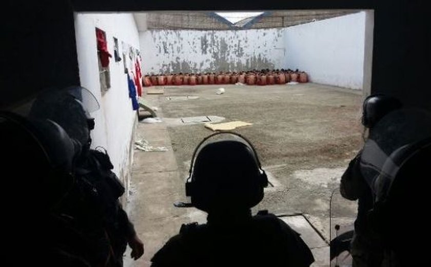 Agentes penitenciários realizam varredura no Cyridião Durval